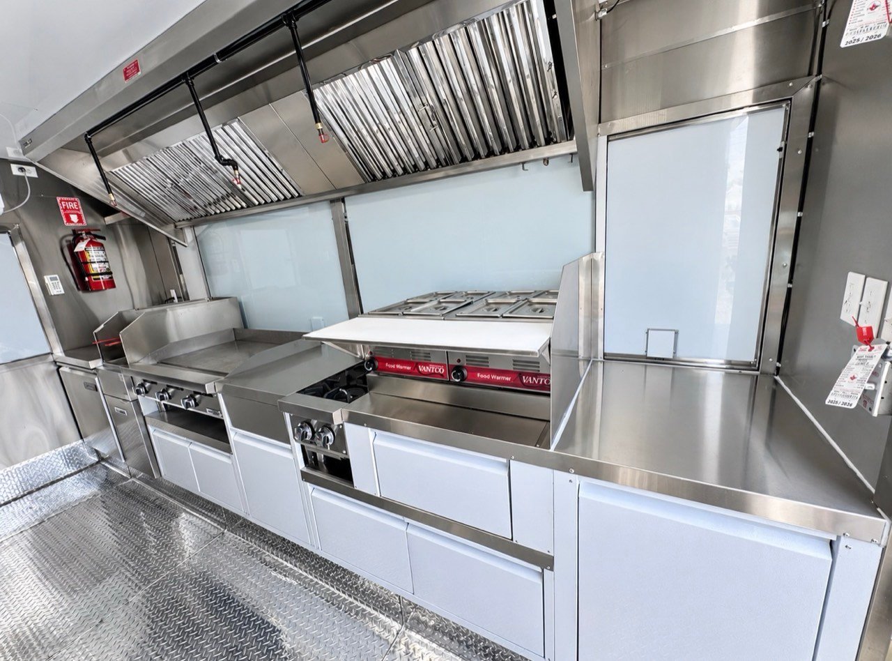 Interior de cocina terminada en un food trailer Vicson