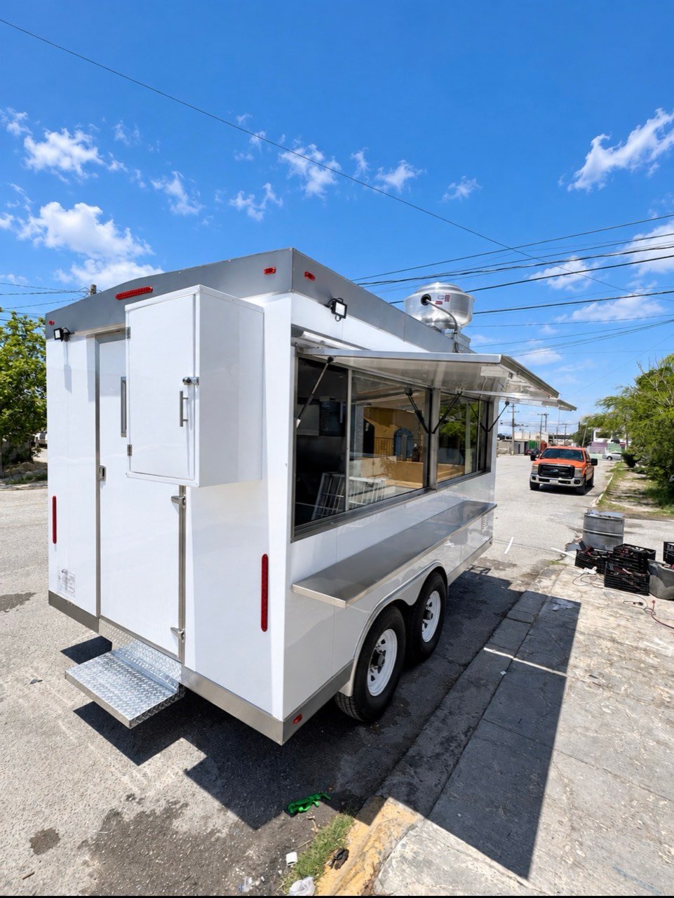 Food trailer Vicson blanco de 8.5 × 14 pies con la ventana de servicio abierta